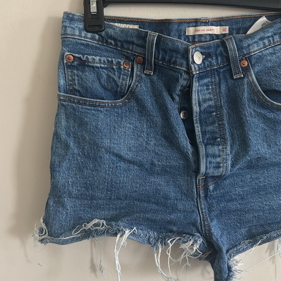 Levi's medium wash ribcage high rise frayed hem denim shorts size 30 - Picture 3 of 8